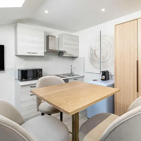 Renovated Studio - Center - Bright Apartament *