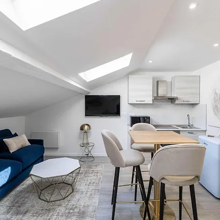 Renovated Studio - Center - Bright